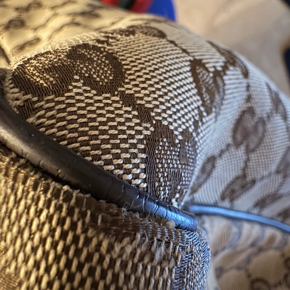 Gucci bag with flaws shown in live - Picture 3 of 15